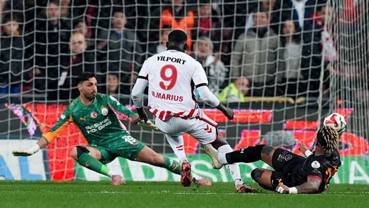 Galatasaray'da Ciddi Sorun! Günay Güvenç Kırmızı Kartla Takımı Eksiltti