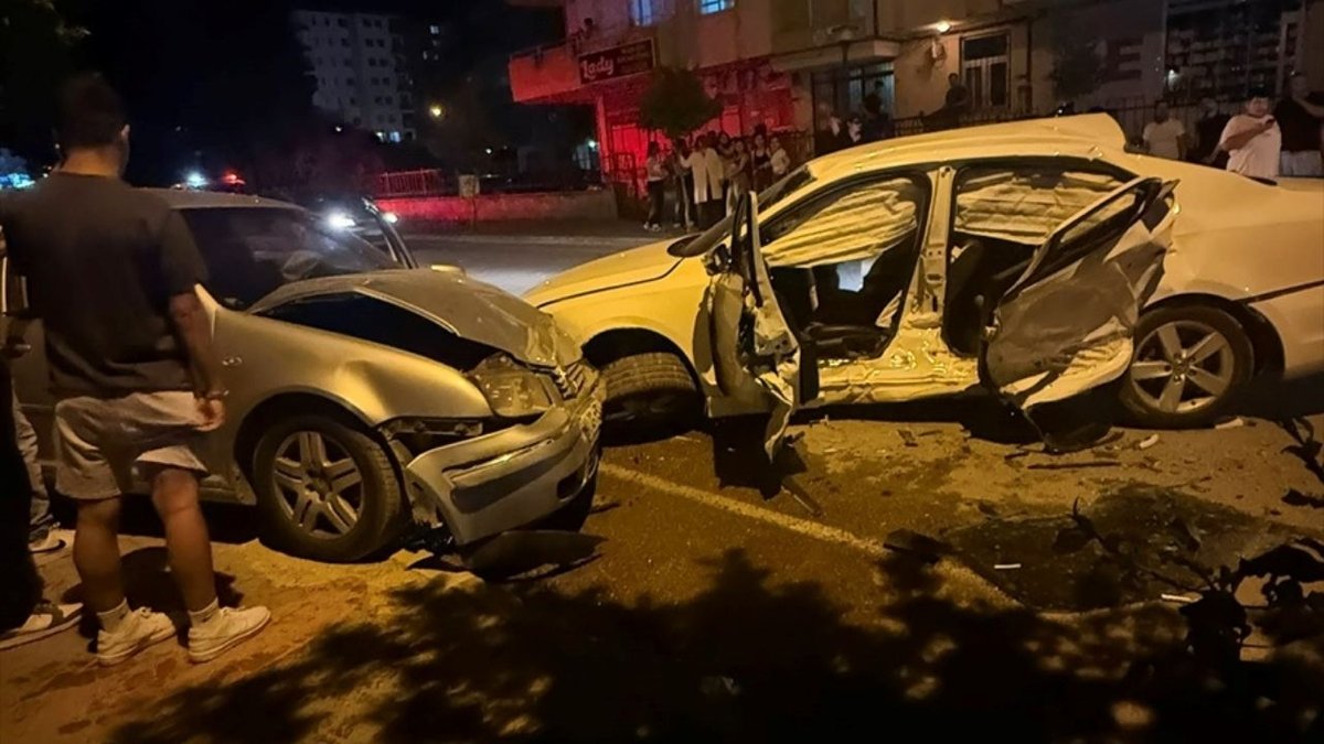 Adana’da Zincirleme Kaza: Üç Otomobil Çarpıştı, 7 Kişi Yaralandı