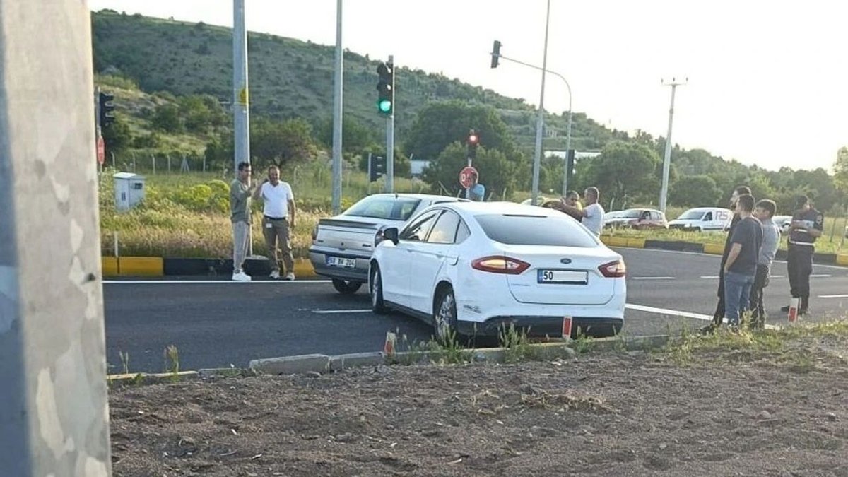 Nevşehir Uçhisar Kavşağı’nda Kaza: İki Otomobil Çarpıştı, 2 Kişi Yaralandı