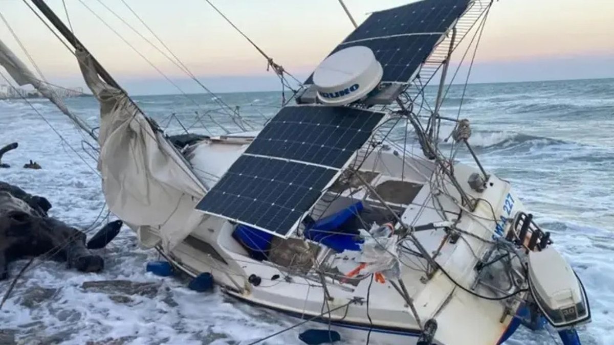 Mersin Sahillerinde Fırtına Alarmı Tekne Dalgaların Etkisiyle Kıyıya Sürüklendi