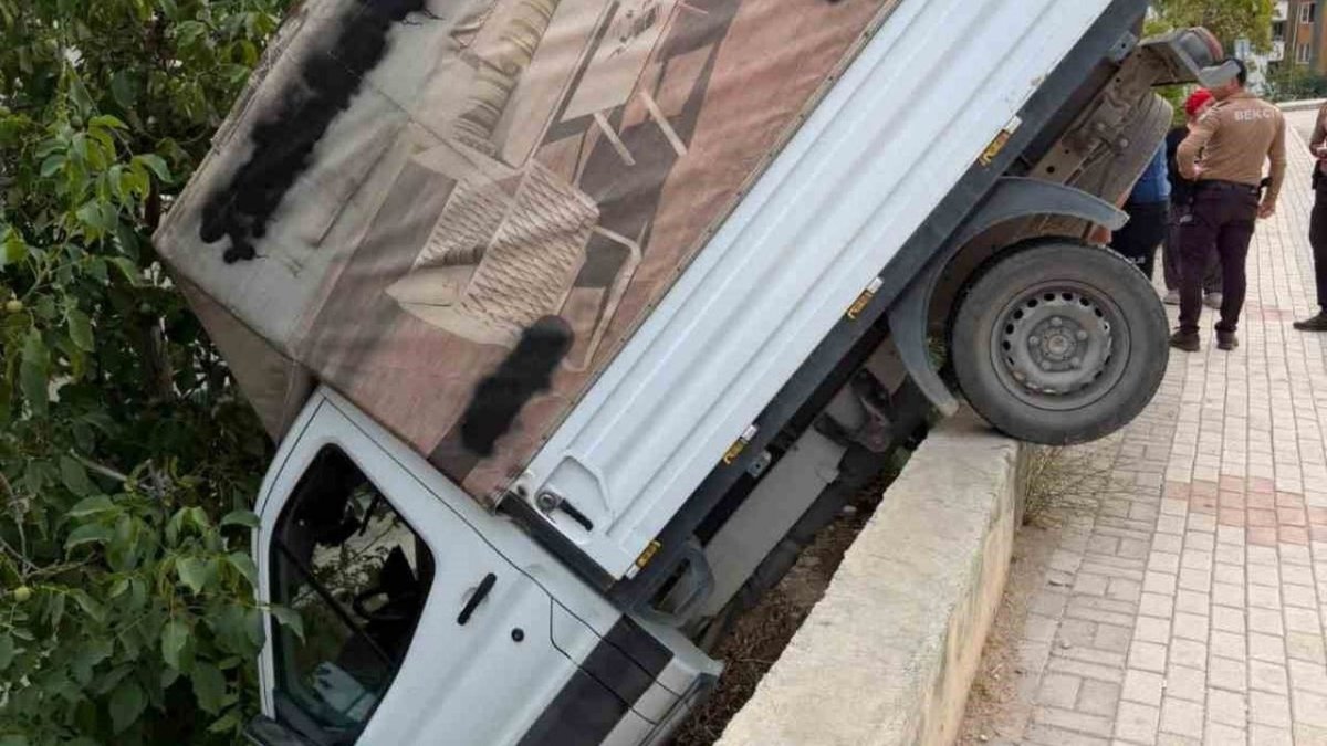 Elazığ’da Kamyonet Apartman Bahçesine Uçtu: 1 Yaralı
