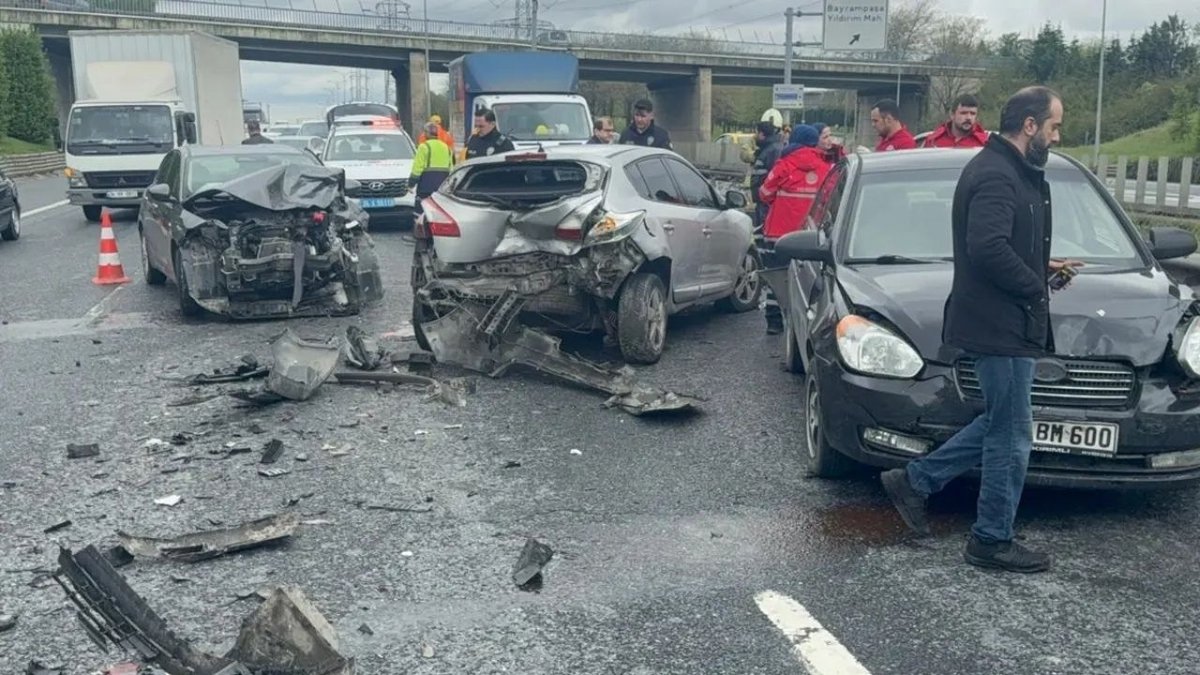 Esenler’de Zincirleme Trafik Kazası: 4 Araç Karıştı, Bir Sürücü Sıkıştı