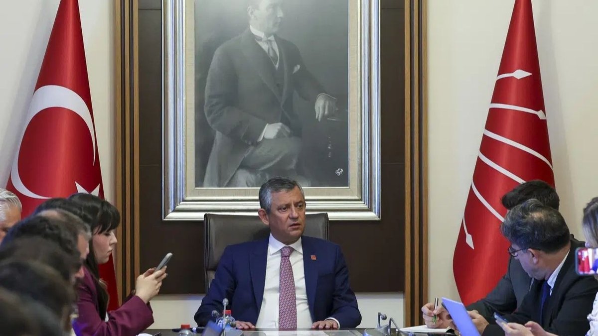 Özgür Özel’den Kurultay Mesajı: “Sokağın Sesine Rağmen Siyaset Yapılamaz”