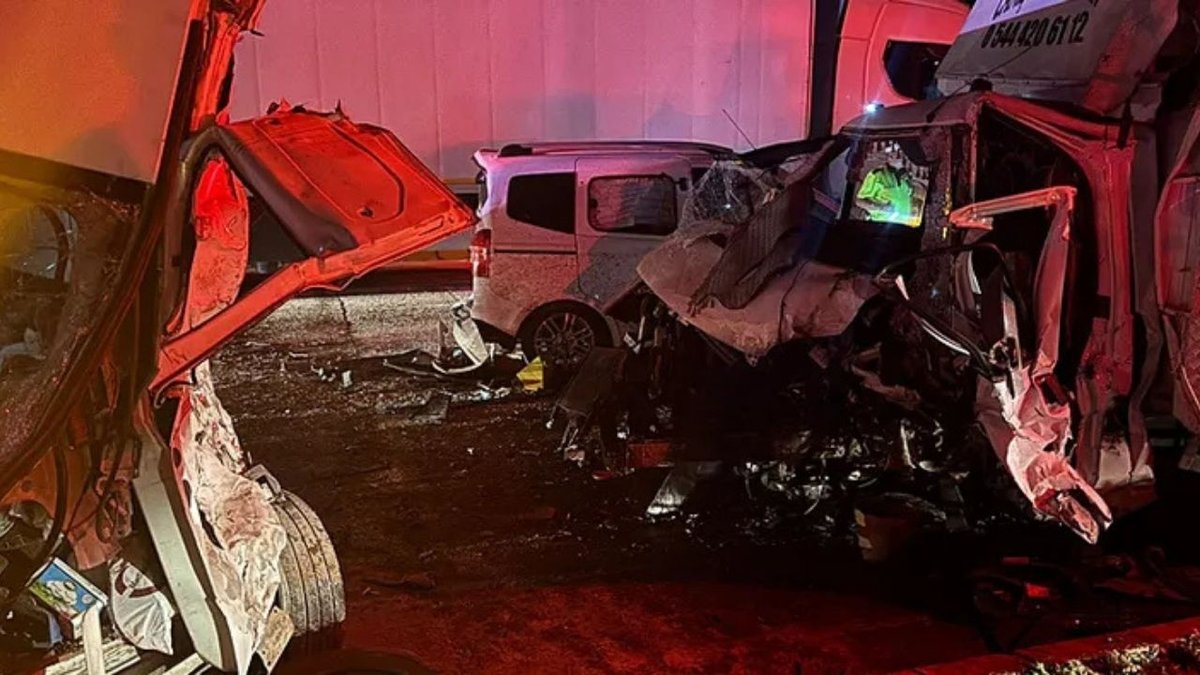 Niğde-Kayseri Yolunda Zincirleme Kaza: 2 Kamyonet ve Hafif Ticari Araç Çarpıştı, 1’i Ağır 10 Yaralı