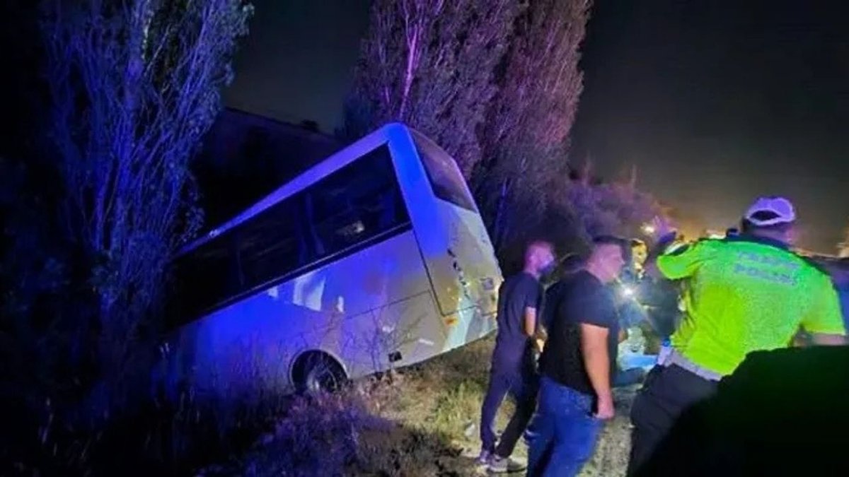 Ankara'da Servis Aracı İle Otomobil Çarpıştı: 8 Yaralı
