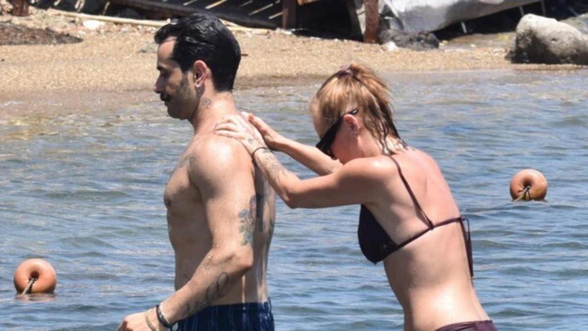 Gökhan Türkmen Ailesiyle Bodrum Tatilinde Romantik Anlar